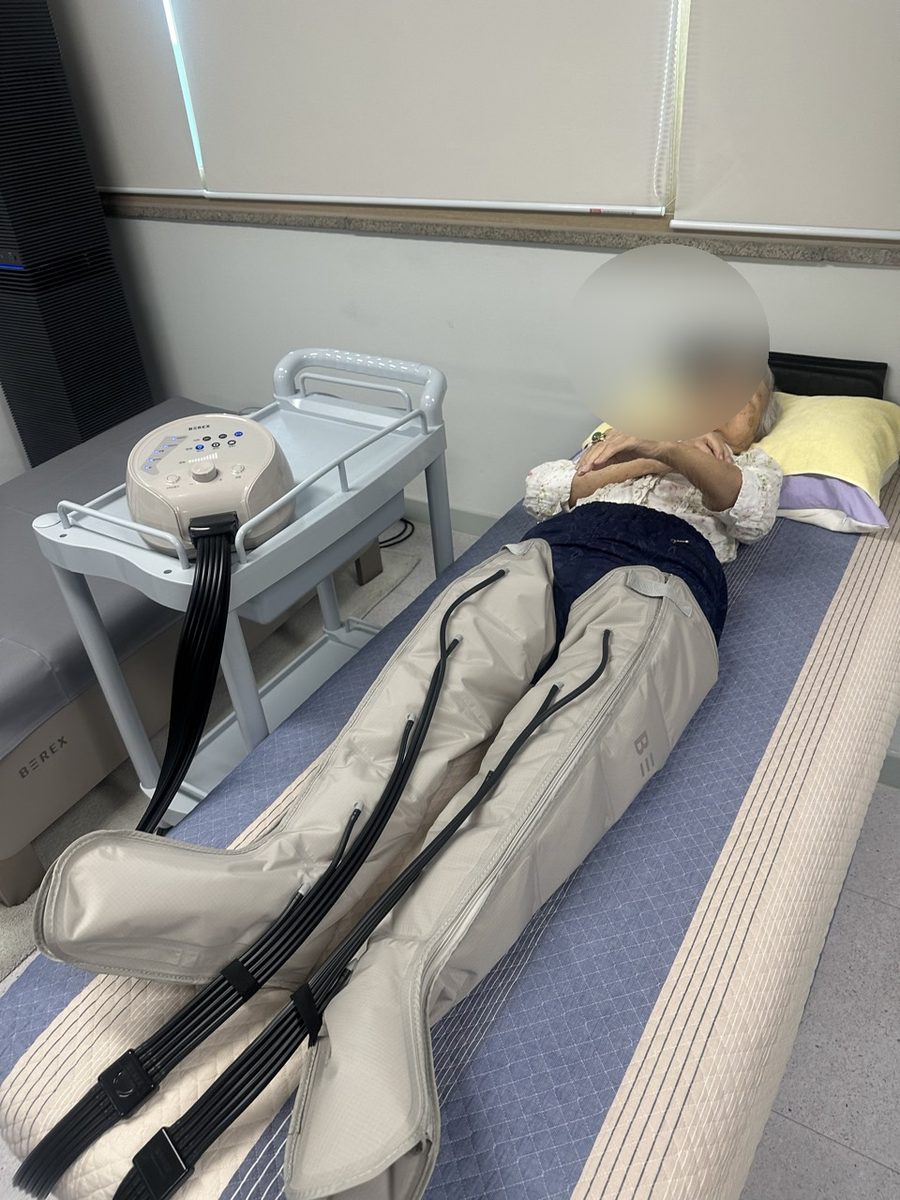 얼굴을 흐림 처리한 가포마사지 이용 모습